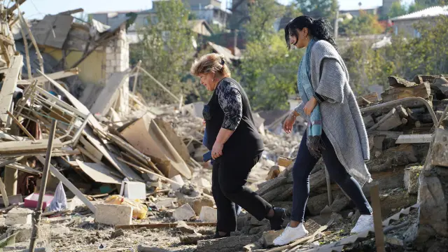 Dos mujeres caminan por una zona en ruinas de Stepanakert, capital de Nagorno Karabaj, este sábado.
