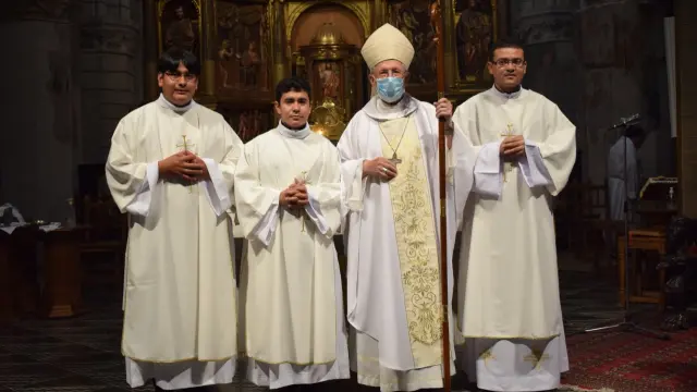 Los tres nuevos presbíteros con el obispo el día de su ordenación como diáconos. De izquierda a derecha, Iván Rodas, Rodrigo Montoya, el obispo y Henry Medina.