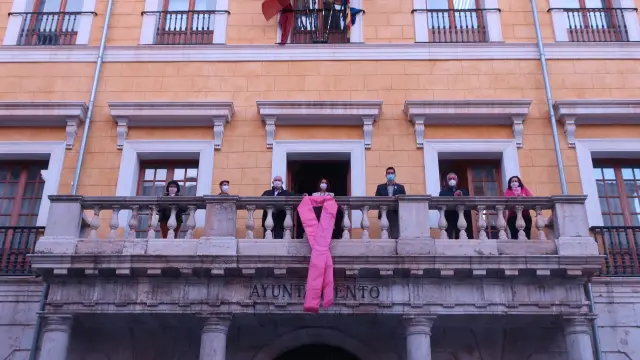 El balcón del Ayuntamiento de Teruel luce un lazo rosa por el Día contra el cáncer de mama