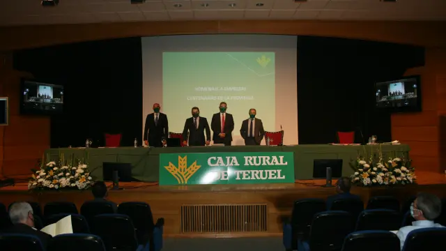 a mesa de presidencia de la asamblea de Caja Rural, con una presencia de público testimonial.