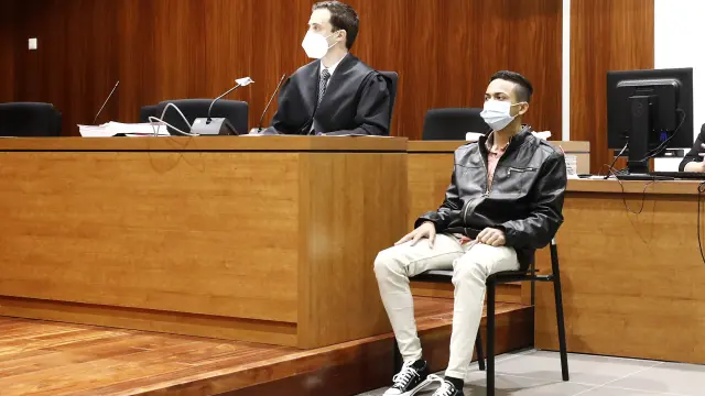 El acusado, Denis Javier López, junto a su abogado, Alejandro Giménez, durante el juicio celebrado en la Audiencia de Zaragoza.