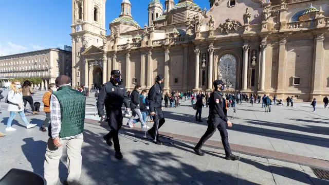 La Policía Nacional trabajando en las inmediaciones de la Basílica del Pilar de Zaragoza el 12 de octubre