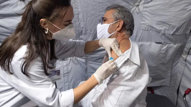 El rector en funciones de la Universidad de Zaragoza, vacunado por los alumnos de medicina