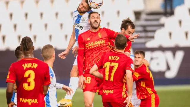Atienza es superado en un remate por alto por Borja Bastón en el Leganés-Real Zaragoza de este jueves.