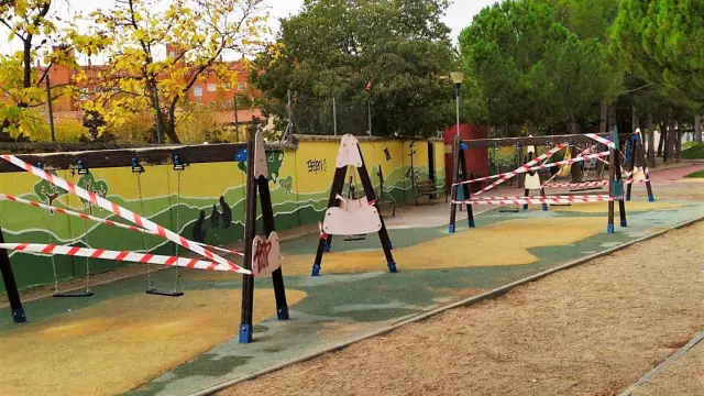 Zona infantil clausurada en el parque Padre Querbes.