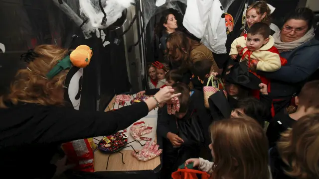 Foto de archivo de reparto de caramelos en la fiesta de Halloween en Huesca.