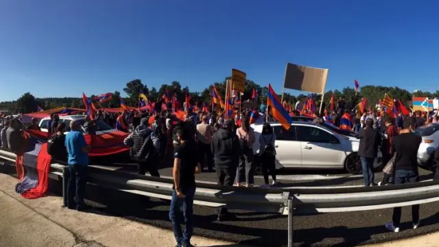 Unos 200 armenios cortan la AP-7 en La Junquera como protesta por la guerra con Azerbaiyán