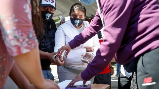 Los chilenos acudieron a votar con mascarillas este domingo