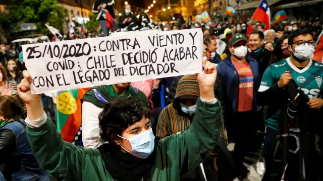 Cientos de chilenos salen a las calles para celebrar el resultado del referéndum, en Valparaíso, Chile.