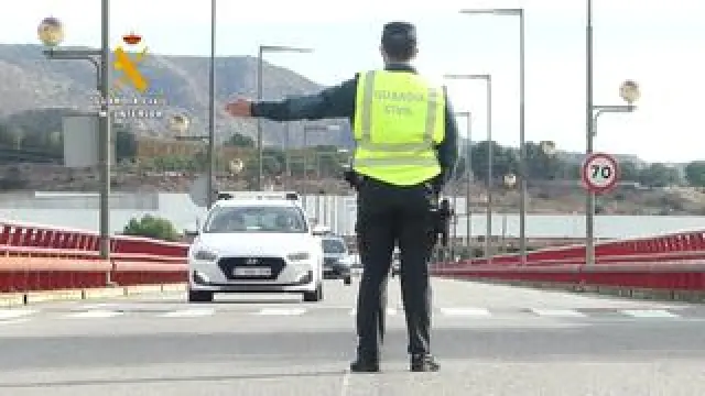 El confinamiento perimetral de Aragón desde este martes ha vuelto a intensificar los controles de los agentes de la Guardia Civil en las carreteras de la comunidad aragonesa, como este, en Mequinenza.