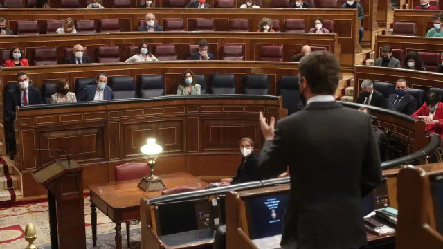 Pablo Casado y, en frente, Pedro Sánchez, en el Congreso de los Diputados.