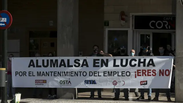 Trabajadores de Alumalsa protestan ante las Cortes de Aragón, este jueves.
