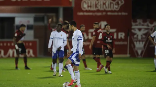 Los futbolistas del Mirandés celebran al fondo su gol ganador en la última jugada, en el minuto 93. Nick y Vuckic, con cara de circunstancias, sufren el varapalo.