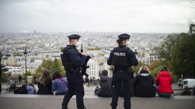Policías ante la basílica del Sagrado Corazón en París