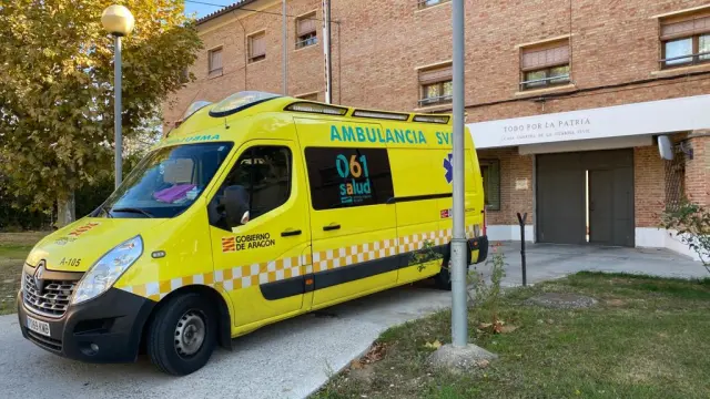 Una ambulancia esta mañana a las puertas del cuartel de la Guardia Civil de Barbastro.