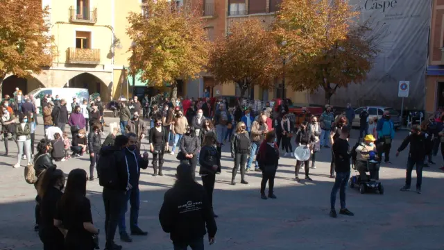 Unas trescientas personas se han reunido este mediodía en la plaza de España de Caspe.