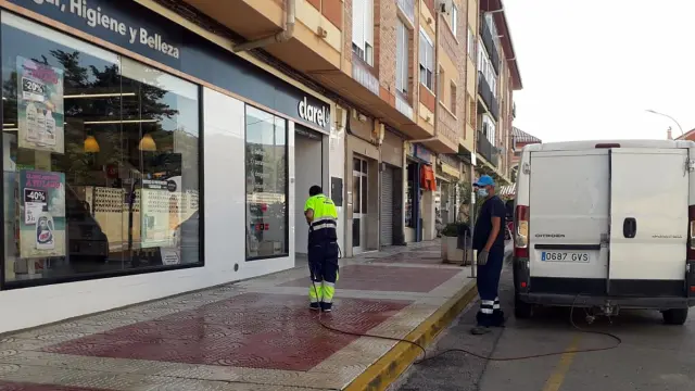 Trabajos de desinfección de distintas calles de la localidad turolense de Utrillas.