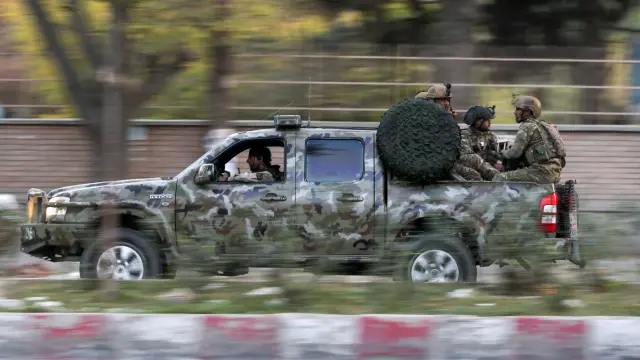 Miembros de las fuerzas armadas afganas, en la zona del atentado.