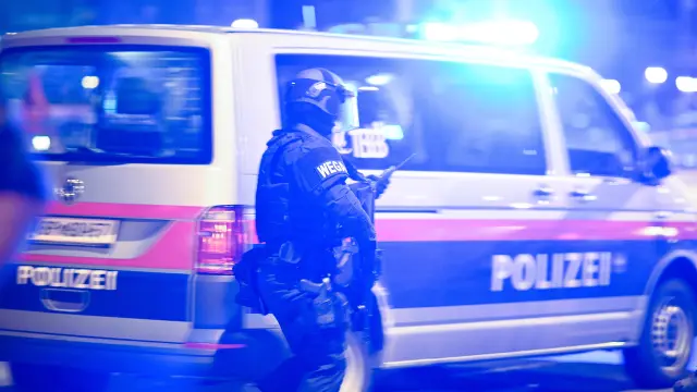 Vienna (Austria), 01/11/2020.- Austrian police arrive at the scene after a shooting near the Stadttempel' synagogue in Vienna, Austria, 02 November 2020. According to recent reports, at least one person is reported to have died and three are injured in what officials treat as a terror attack. (Atentado, Viena) EFE/EPA/CHRISTIAN BRUNA Vienna terror attack