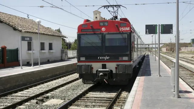 Un tren regional Zaragoza-Navarra, en la estación de Alagón, una de las localidades que se deben beneficiar de la mejora del corredor.
