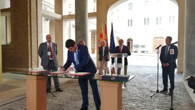 Momento de la firma del protocolo entre las tres diputaciones provinciales y la DGA dentro de la Estrategia Aragonesa para la recuperación social y económica.