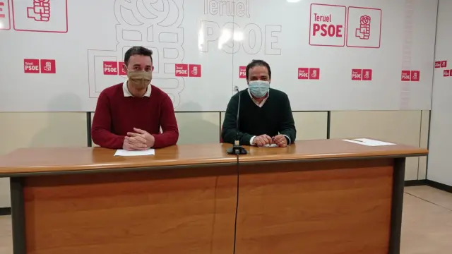 Jorge Fernández -a la izquierda- y Antonio Amador, en la sede del PSOE de Teruel.