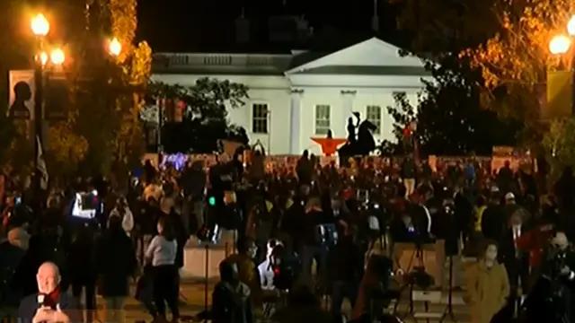 Un centenar de personas comenzaron a manifestarse este martes frente a la Casa Blanca