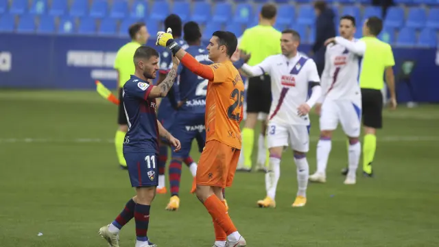 Galán y Andrés chocan sus manos tras el empate con el Eibar.