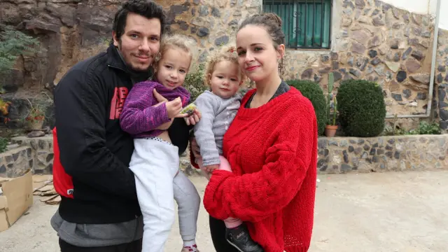 Alicia Suárez ha decidido afincarse en el pueblo de Trasmoz con su pareja, Sergio Arcega, y sus dos hijas.