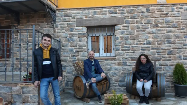 De izquierda a derecha, Rubén, Carlos y Mariola, en la casa rural que han levantado estos tres hermanos emprendedores en Ibdes, un municipio zaragozano de 400 habitantes.