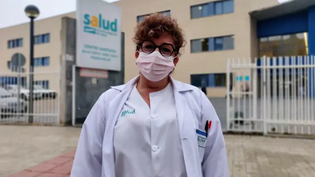 Pilar Albás, delante del centro de salud de Fraga donde trabaja.
