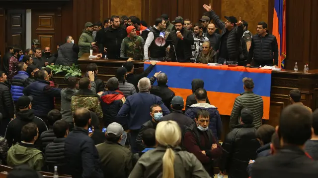 Protesta ante el parlamento armenio