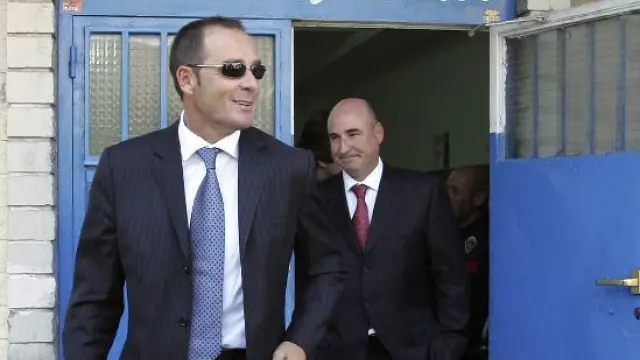 Víctor Fernández, con su abogado, Julio Beltrán, en una imagen de archivo, a la salida de los vestuarios de La Romareda.
