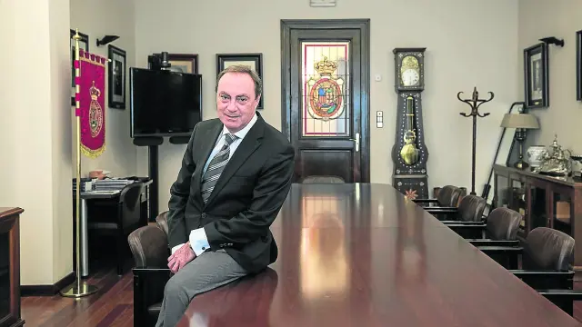 Antonio Morán, decano del Colegio de Abogados de Zaragoza, en una sala de reuniones.