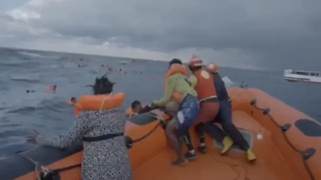 Momento del rescate en el Mediterráneo