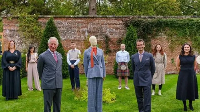 El príncipe Carlos, con algunos de los modelos de la colección.