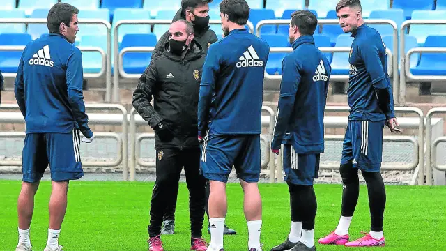 Iván Martínez, en el entrenamiento de ayer en el estadio, charla con los capitanes Zapater, Eguaras y Javi Ros, junto a Vigaray