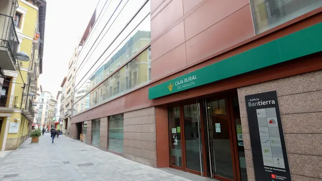 La antigua sede de Bantierra (hoy Caja Rural) está en la calle Berenguer, en el centro de Huesca.