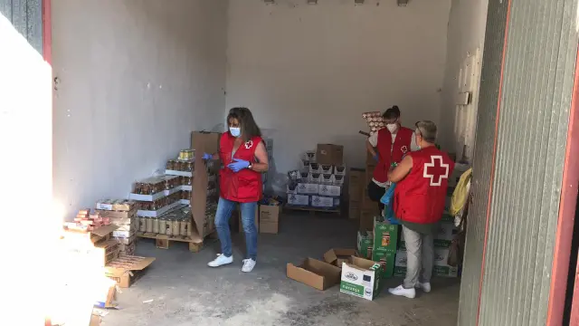 Voluntarios de Cruz Roja en las Cuencas Mineras se encargan de los repartos del Banco de Alimentos.