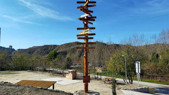 El tótem colocado en el área de caravanas de San Esteban de Litera tiene 5 metros de altura.