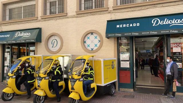 Vehículos de Correos en la puerta del Mercado Delicias.