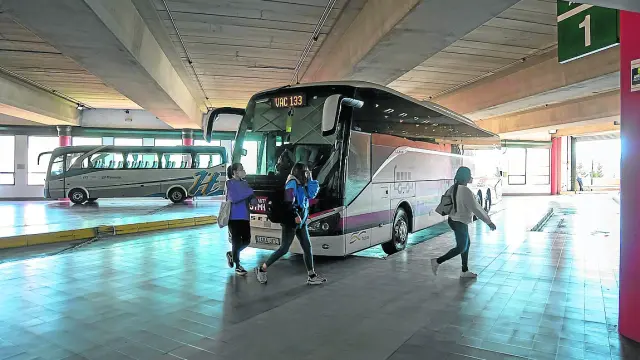 Unos pocos viajeros se apean en Teruel de un autobús procedente de Zaragoza.