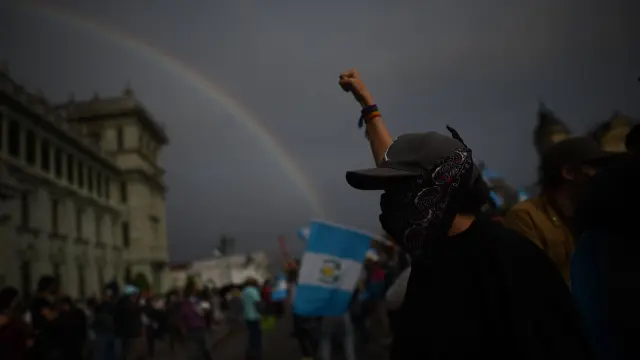 Cientos de guatemaltecos vuelven a manifestarse contra Gobierno de Giammattei