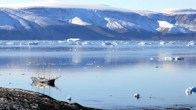 Foto de archivo de un barco en Groenlandia