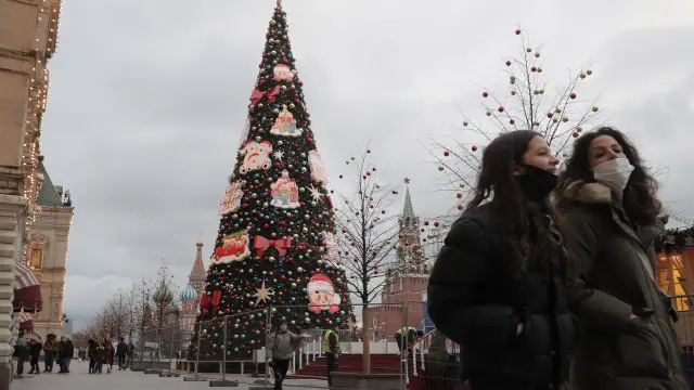 Decoración navideña en la plaza Roja de Moscú.