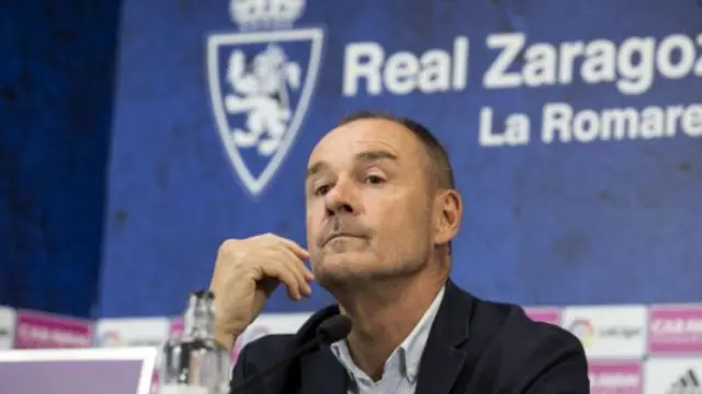 Víctor Fernández, en una rueda de prensa de su reciente paso por el equipo, el curso pasado.