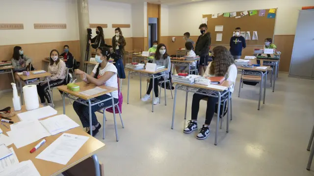 El consejero de Educacion del gobierno de Aragon Felipe Faci visita el instituto de secundaria segundod e Chomon en Teruel en el primer dia de clase de secundaria. foto Sntonio Garcia/Bykofot. 10/09/20 [[[FOTOGRAFOS]]][[[HA ARCHIVO]]]