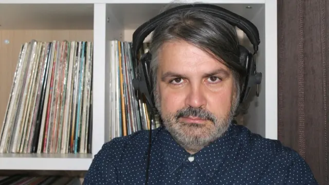 El compositor Juanjo Javierre, entre discos en su casa.