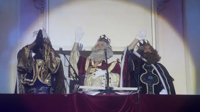 Los Reyes Magos lanzan su mensaje a los niños desde el balcón del Casino de Huesca.