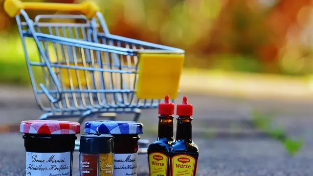 Redactar la lista de la compra ayuda a evitar tentaciones en el supermercado.